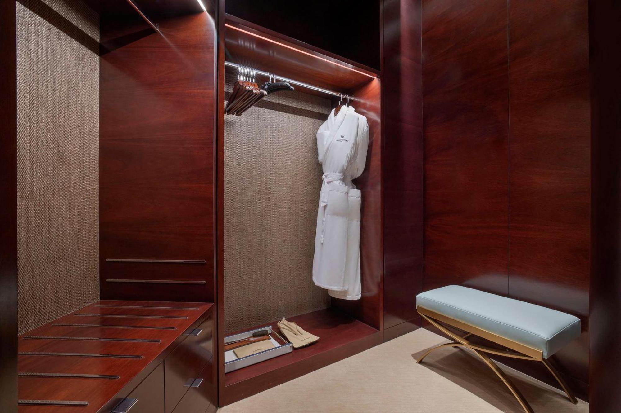 Waldorf Astoria Doha Lusail Экстерьер фото A bathrobe in a hotel room